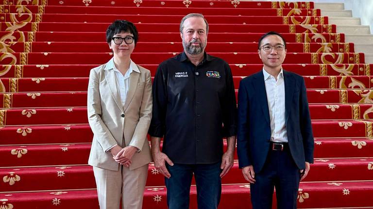 Silveira discusses advancements in energy storage and highlights battery auction during meeting with Huawei executives in China