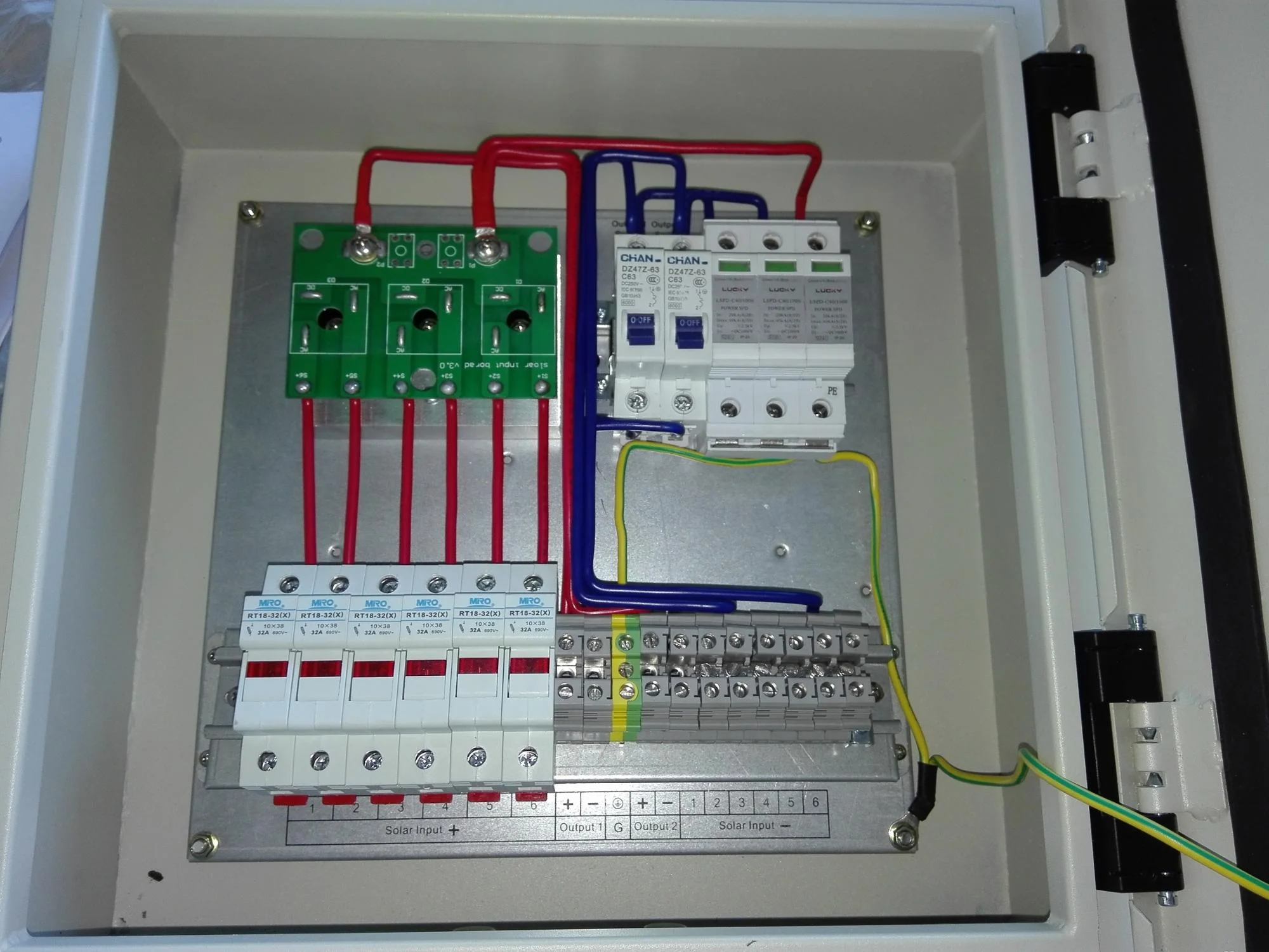 6-in-1 Off-Grid Solar Panel Combiner Box with Pure Sine Wave Inverter for Homes, Offices, Farms, and Remote Areas - SNADI