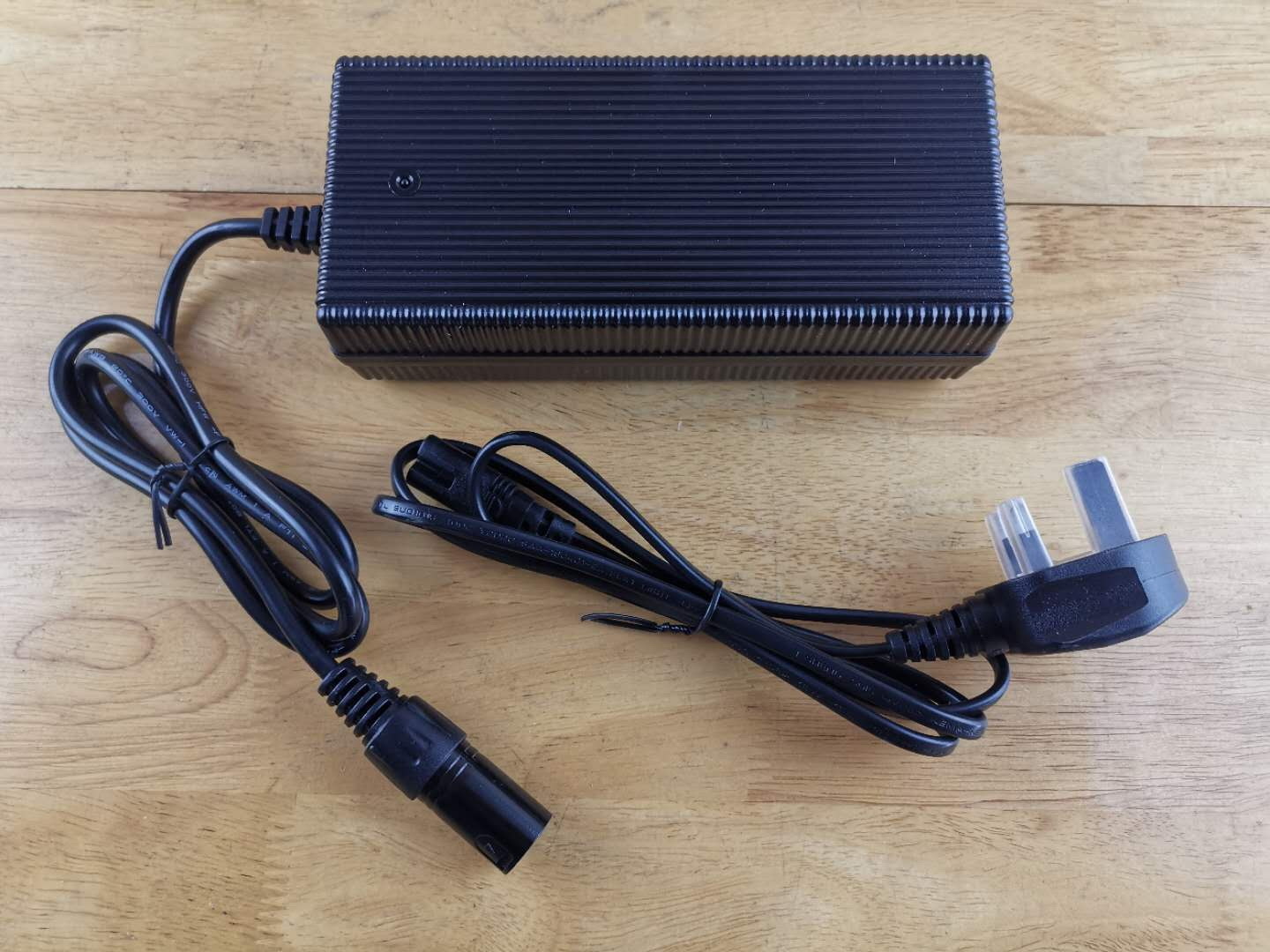 12V/24V 200W 3 Stages Smart Battery Charger with Low Ripple Noise and Full Protection for Solar Energy Systems Beeland