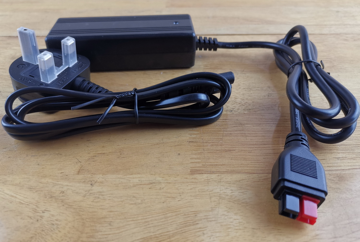 12V/24V 200W 3 Stages Smart Battery Charger with Low Ripple Noise and Full Protection for Solar Energy Systems Beeland