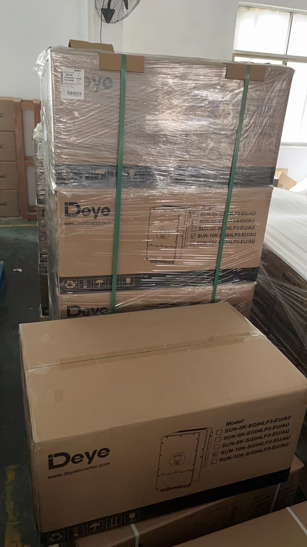Deye SUN-12K-SG04LP3-EU Hybrid Solar Inverters 12kw 10kw 8kw 6kw 3 Phase MPPT Solar Inverters